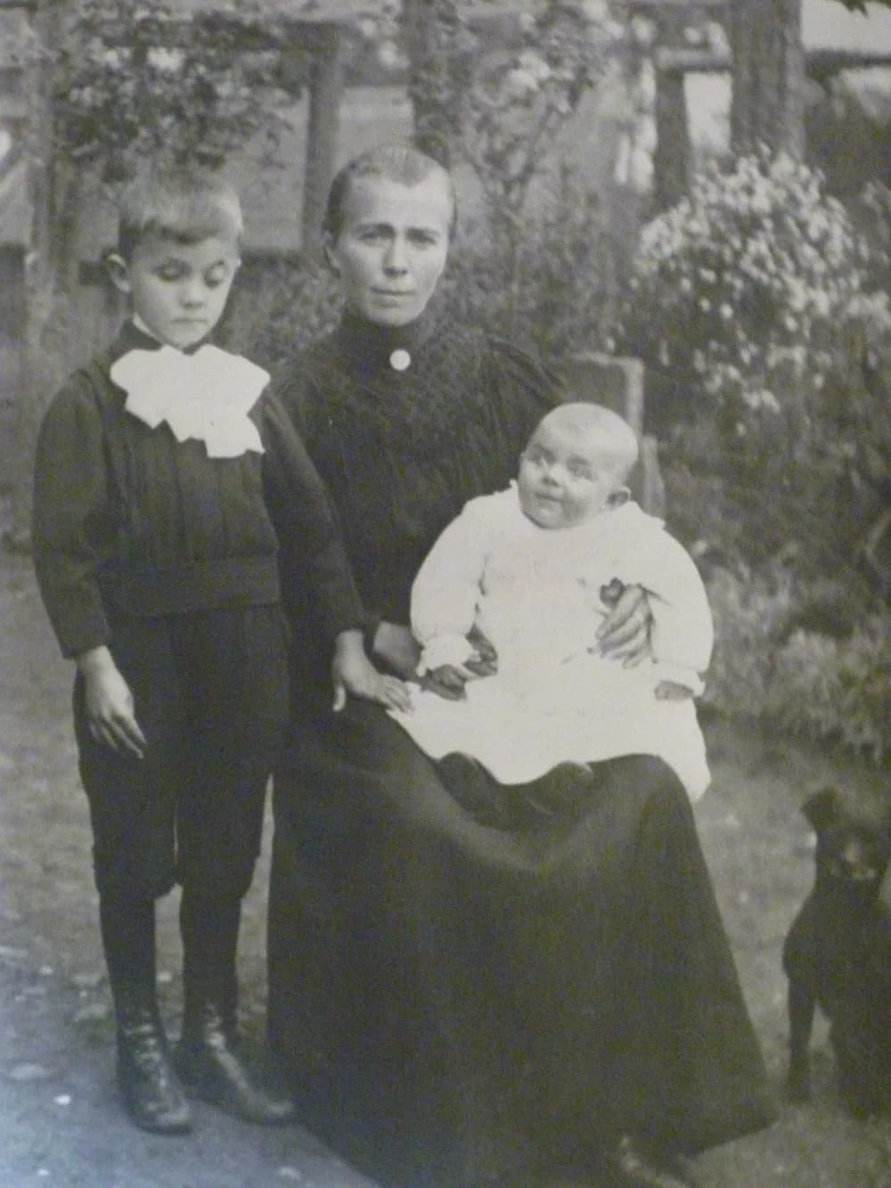 Jean langlais avec sa mère et sa sœur.