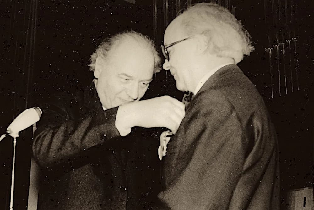 Remise de la décoration d'officier de la Légion d'Honneur par Messiaen à Jean Langlais